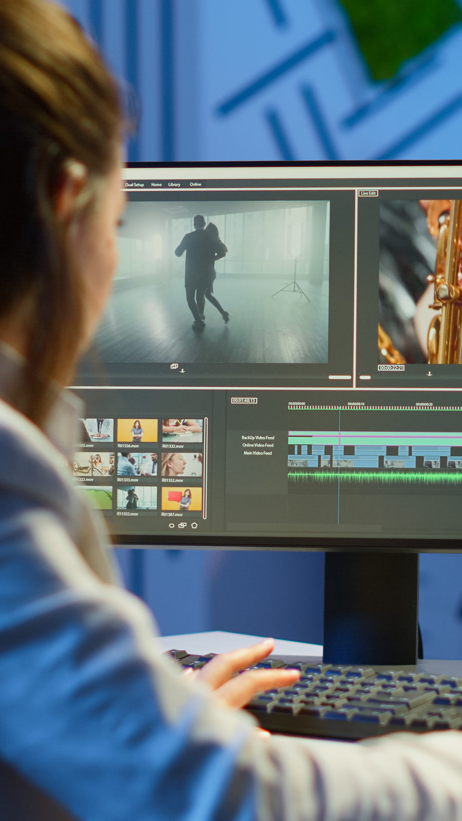 Montatore al lavoro su una timeline video