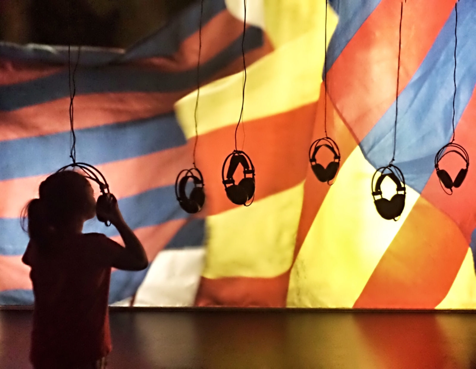 Installazione immersiva con proiezione su tessuti